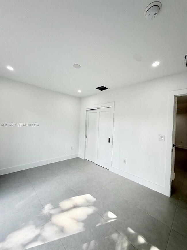 Building Photo - 524 NE 65th St