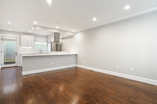 Building Photo - 5 Atwood Sq