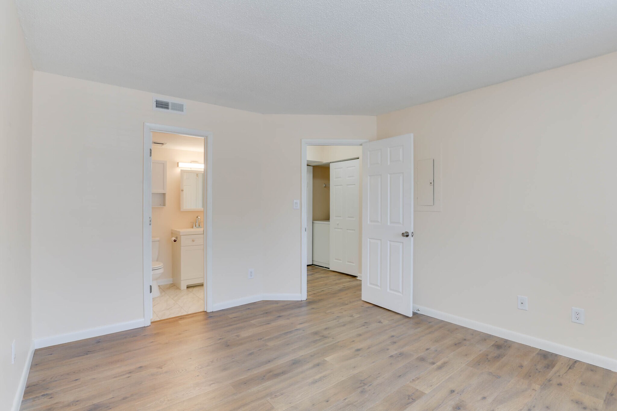 Building Photo - 5684 Landfall Dr