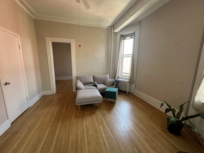 Building Photo - 1042 Park Ave