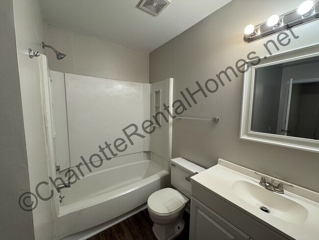 Building Photo - Charming 3 bedroom 2 bath home in east Cha...