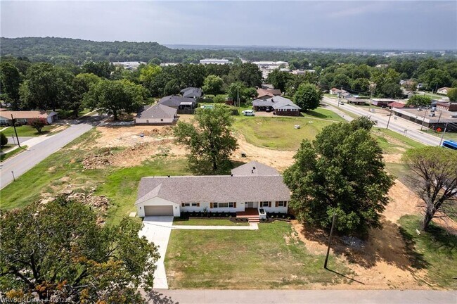 Building Photo - 2020 Country Club Ave