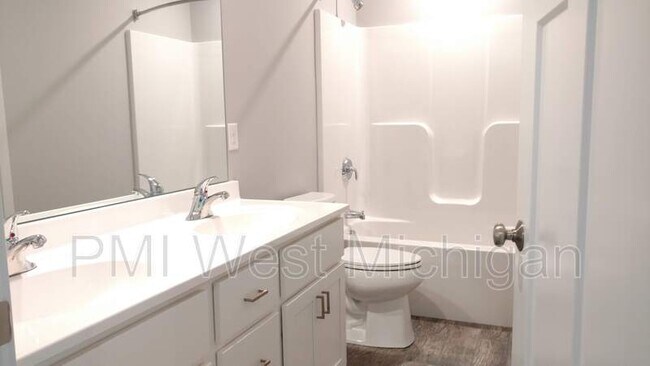 Building Photo - 546 W Elm St