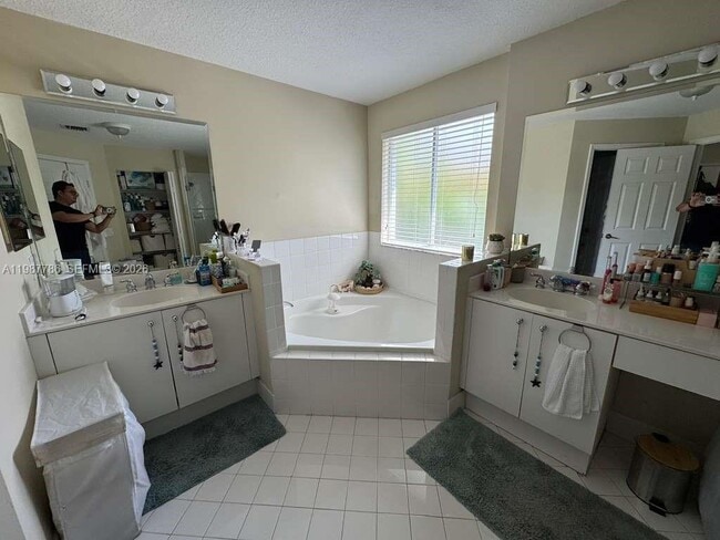 Building Photo - 7131 NW 114th Ct