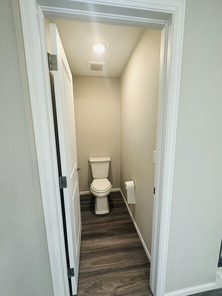 Building Photo - 870 Golden Peak Dr
