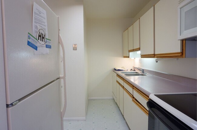 Building Photo - Adorable 1st floor 2 bedroom 1 bath condo ...