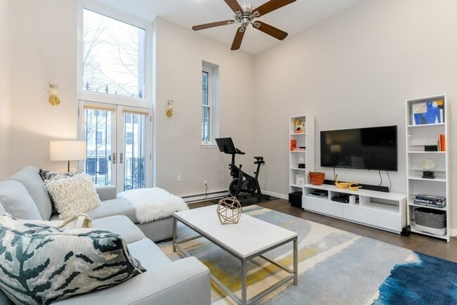 Building Photo - 743 E 4th St