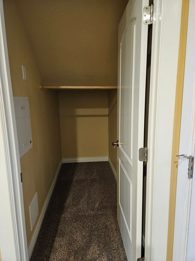 Building Photo - 3/2.5 in Boise-2 Car Garage, Fireplace, Vaulted Ceilings, Landscaping Included.