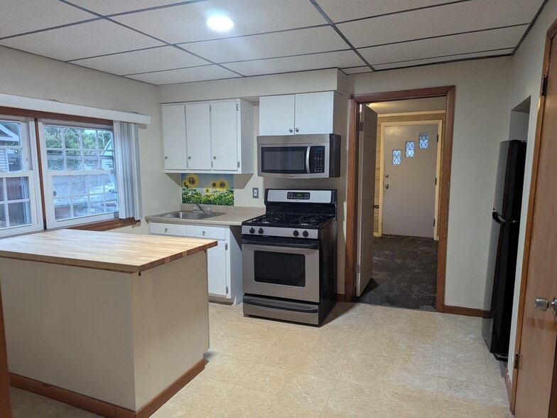 Kitchen - 218 Alaska St