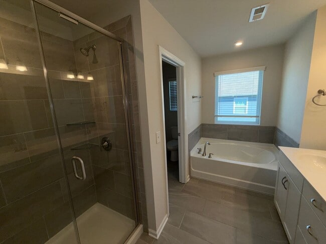 Building Photo - 17401 Carolina Hickory Dr