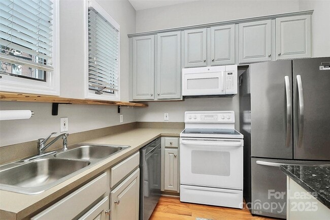 Building Photo - 793 Garden District Dr