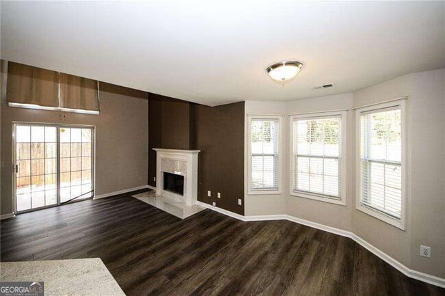 Building Photo - 121 Stoneforest Dr
