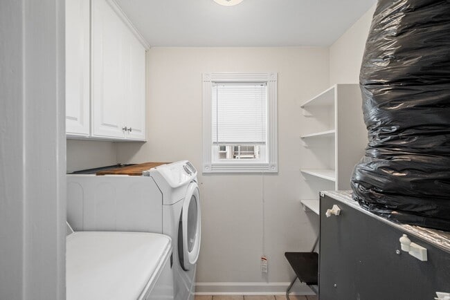 Building Photo - MOVE-IN READY! Quiet Neighborhood near Sho...