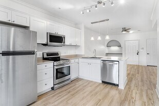 Building Photo - 911 N Orange Ave