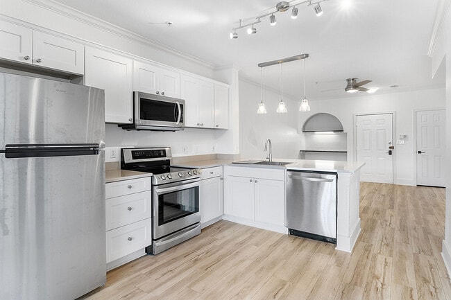 Building Photo - 911 N Orange Ave