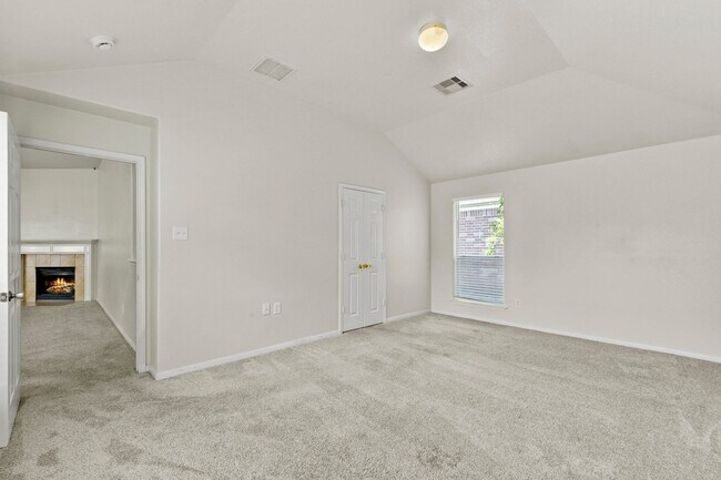Building Photo - Open Living, Great Layout, Prime Location