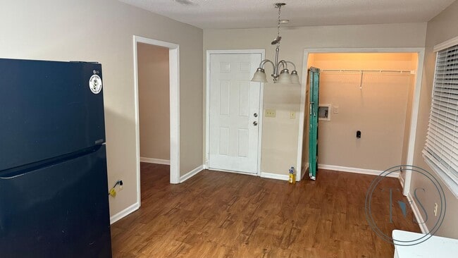 Building Photo - RATE DROP ALERT (was $1600/month) and WINTER MOVE-IN SPECIAL: 50% OFF 1ST FULL MONTH'S RENT!**