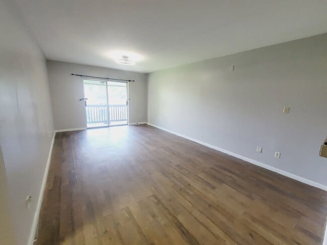 Building Photo - UPDATED 1/1 in Walkable Location w/ Solid Floors, Community Pool, & Washer/Dryer! Avail NOW for $...