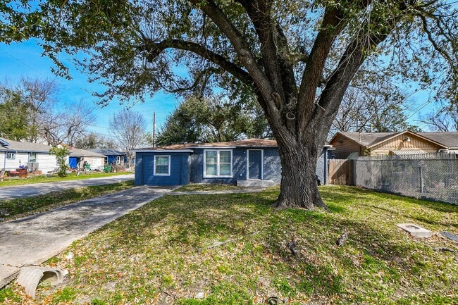 Building Photo - 2928 Wayne St