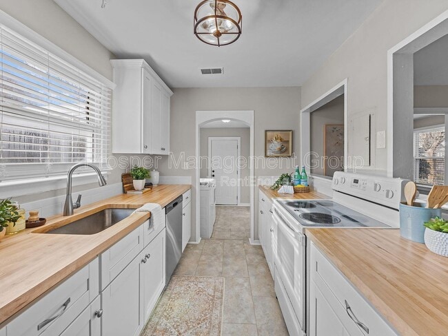 Building Photo - 1214 Hawthorne Cir