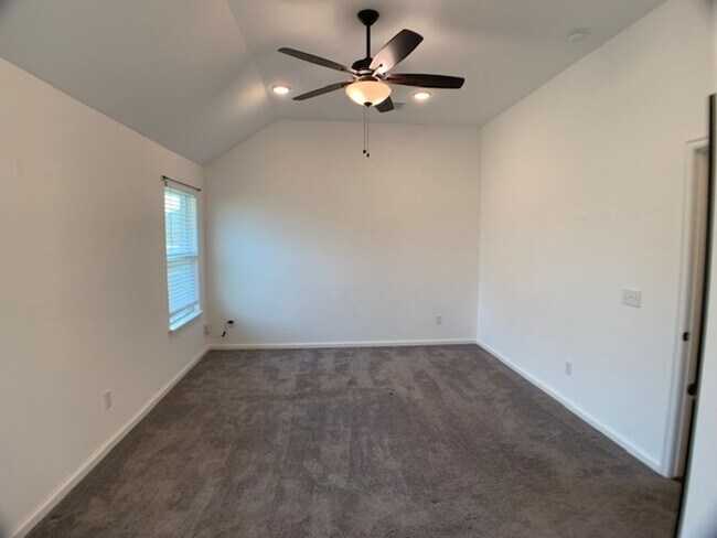 Building Photo - Edmond 3 bed Deer Creek