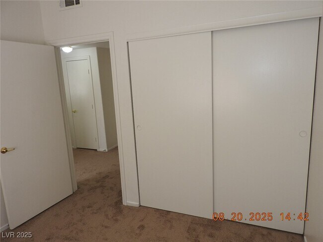 Building Photo - 3400 Cabana Dr