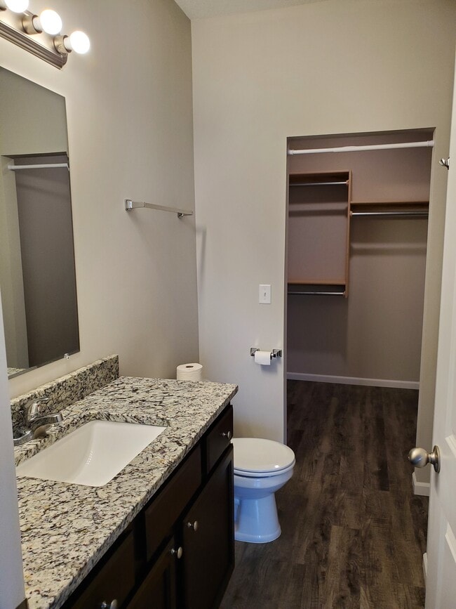 Building Photo - 420 S Longbranch Dr