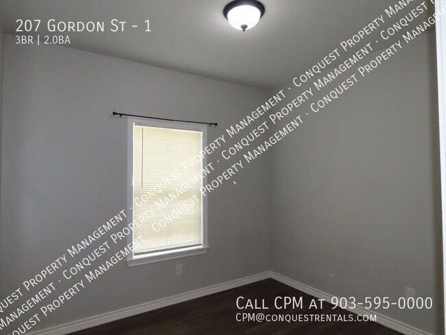 Building Photo - 207 Gordon St