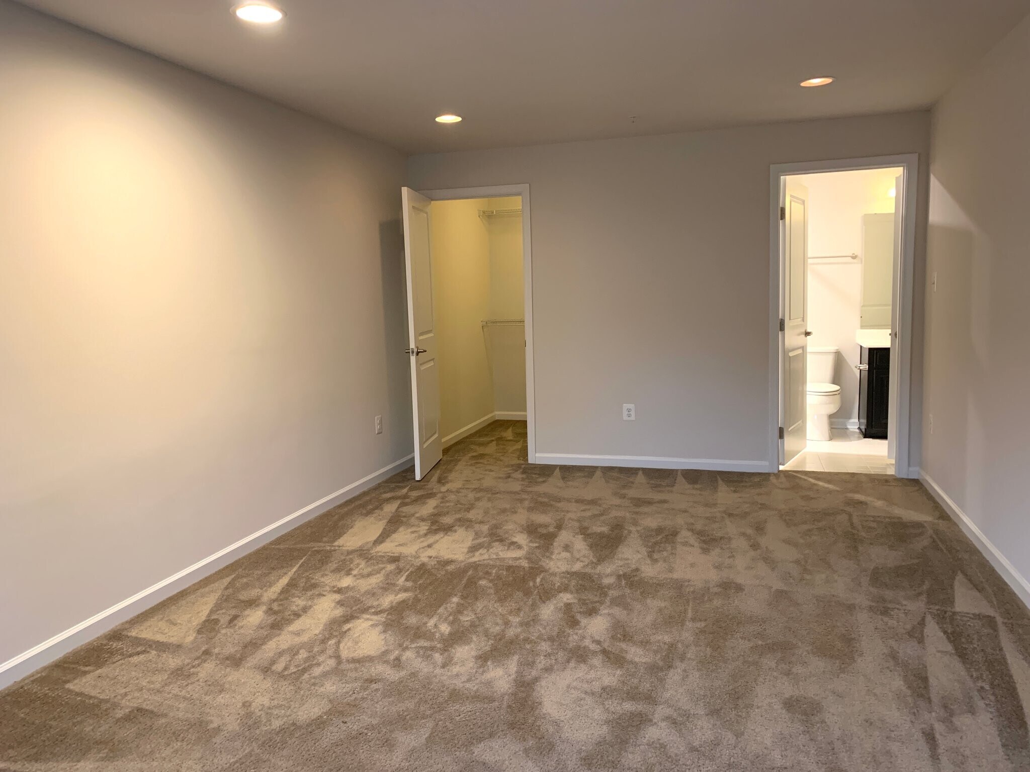 Building Photo - 771 Ravenwood Dr