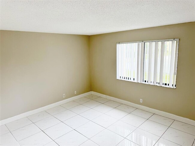 Building Photo - 2788 Tennis Club Dr