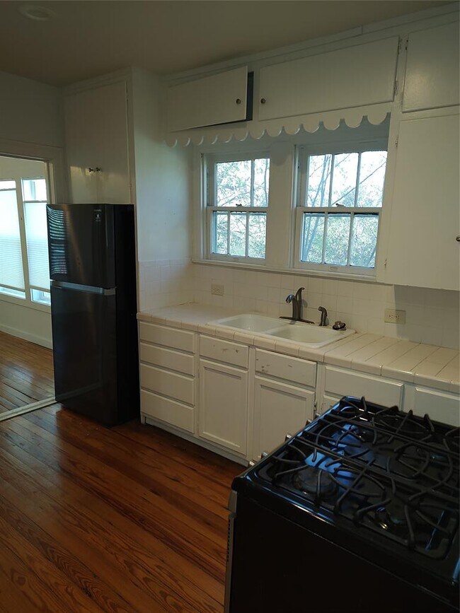 Building Photo - 2102 Yellow Jacket Ln