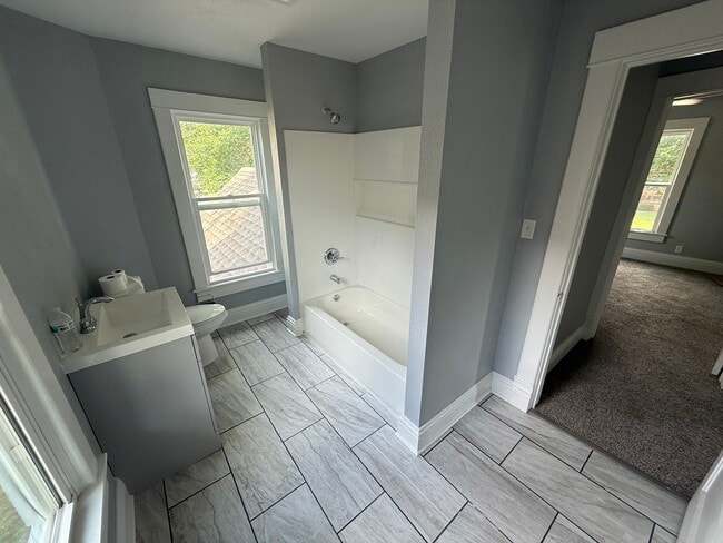 Building Photo - 524 S Evergreen Ave