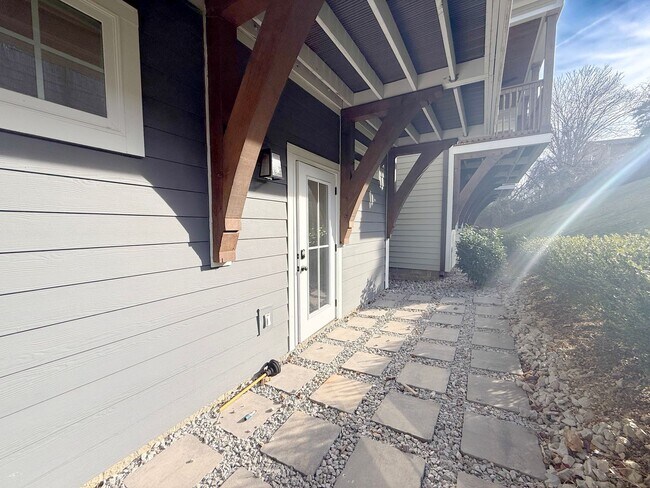 Building Photo - 4-Bedroom HOA Home with Pool Access Near Downtown Cookeville