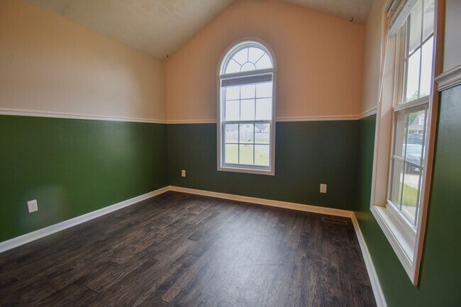 Building Photo - Coming Soon! 3 Bed 2 Bath with a Bonus Roo...