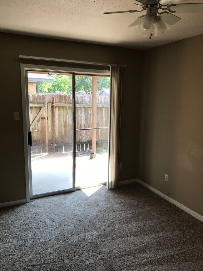 Building Photo - 700 Vassar Ct