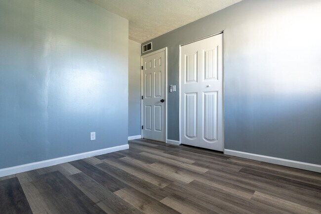 Building Photo - Beautifully Updated 3BR Home with Fenced Yard & Covered Porch