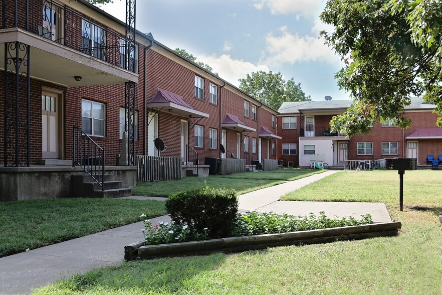 Exterior/Courtyard - Campus Court