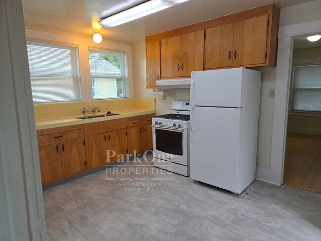 Building Photo - 979 Stannage Ave