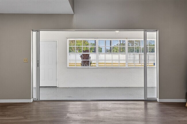 Building Photo - 802 Arietta Cir N