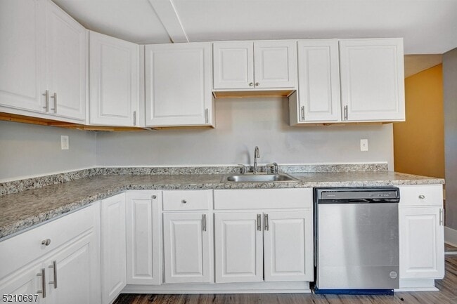 Building Photo - 30 Linden Ave