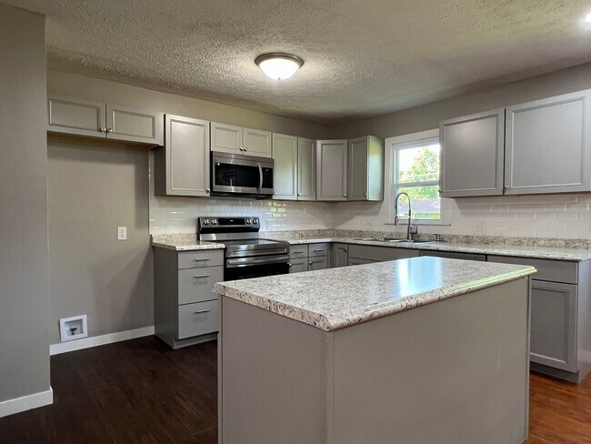 Building Photo - Recently Remodeled 3 Bed / 2 Bath near Mercy Hospital