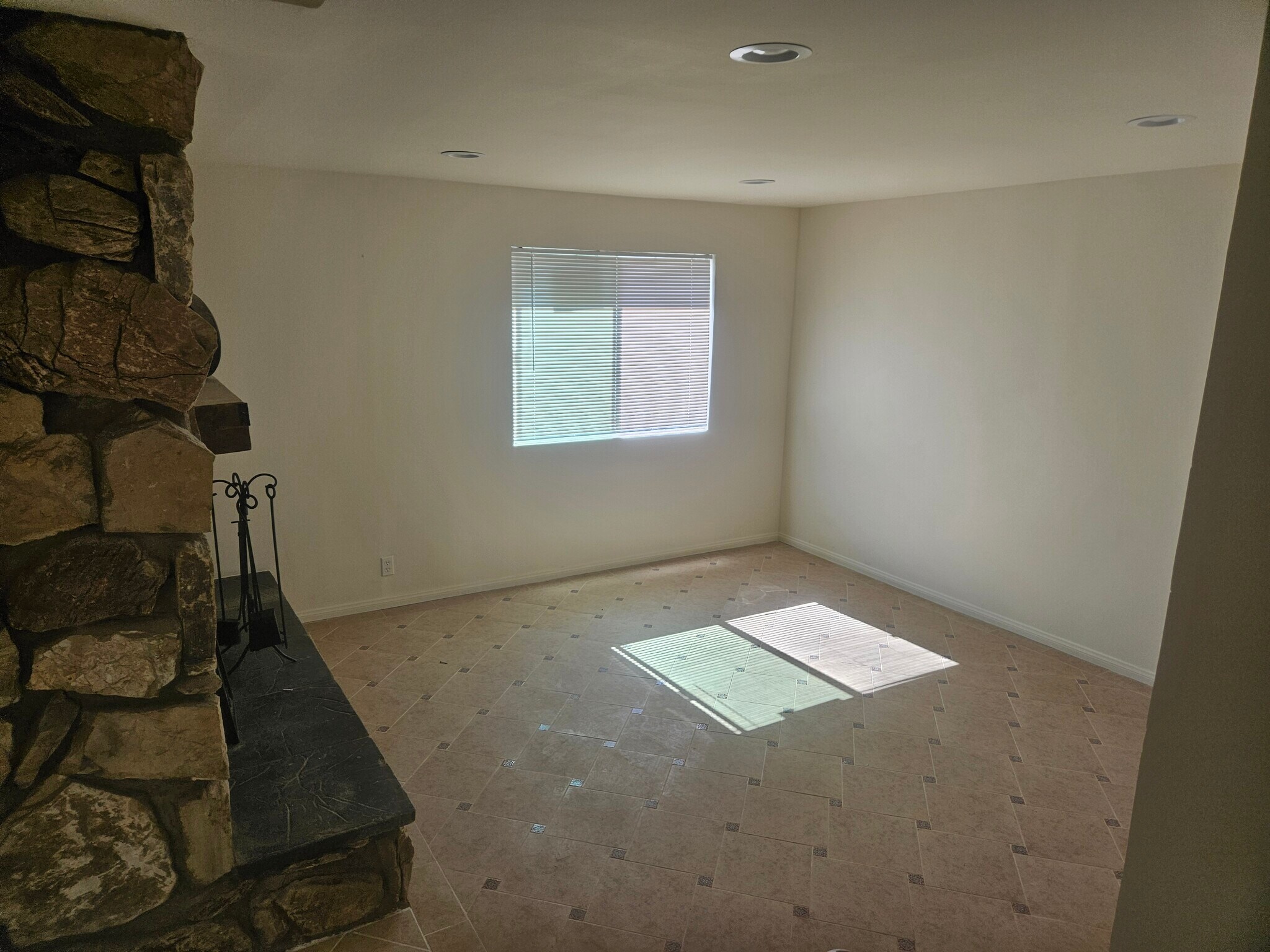 Building Photo - 260 Mission Dr