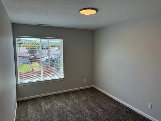 Building Photo - New 4 Bed / 2.5 Bath Duplex! $500 Amazon G...