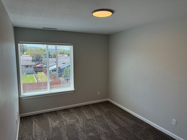Building Photo - New 4 Bed / 2.5 Bath Duplex!