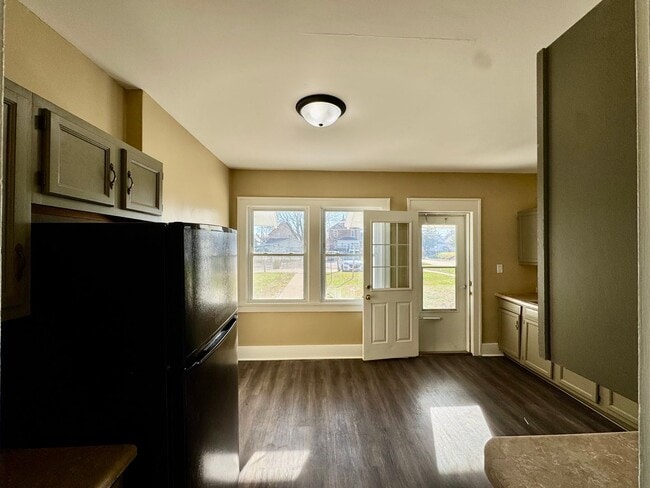 Building Photo - Updated 2BR Townhome Across from Stephens Park – Moline