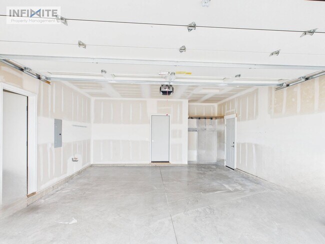 Building Photo - 3 Bedroom plus office space - Modern Comfo...