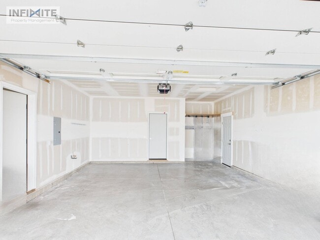 Building Photo - 3 Bedroom plus office space - Modern Comfort in a Peaceful Setting