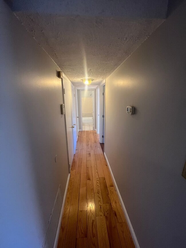 Building Photo - Cozy 3 Bedroom 1 Bathroom Condo- Conveniently Located at DC line