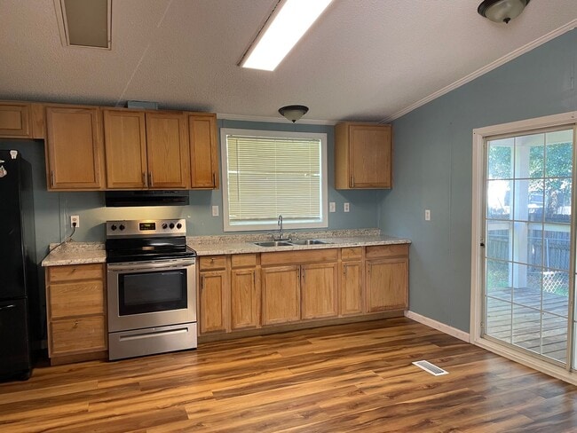 Building Photo - Three bedroom/2 Bath close to downtown Pra...