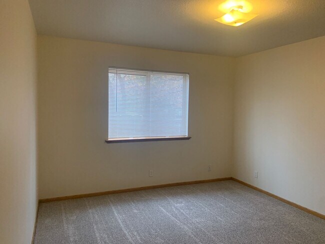 Building Photo - NE Bend Apartment Available 6/15